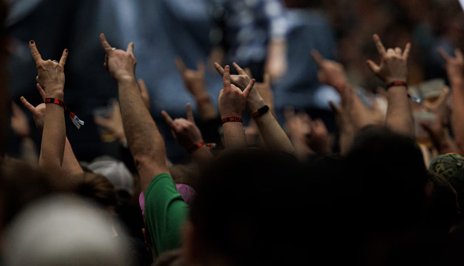 howls from clubs.png